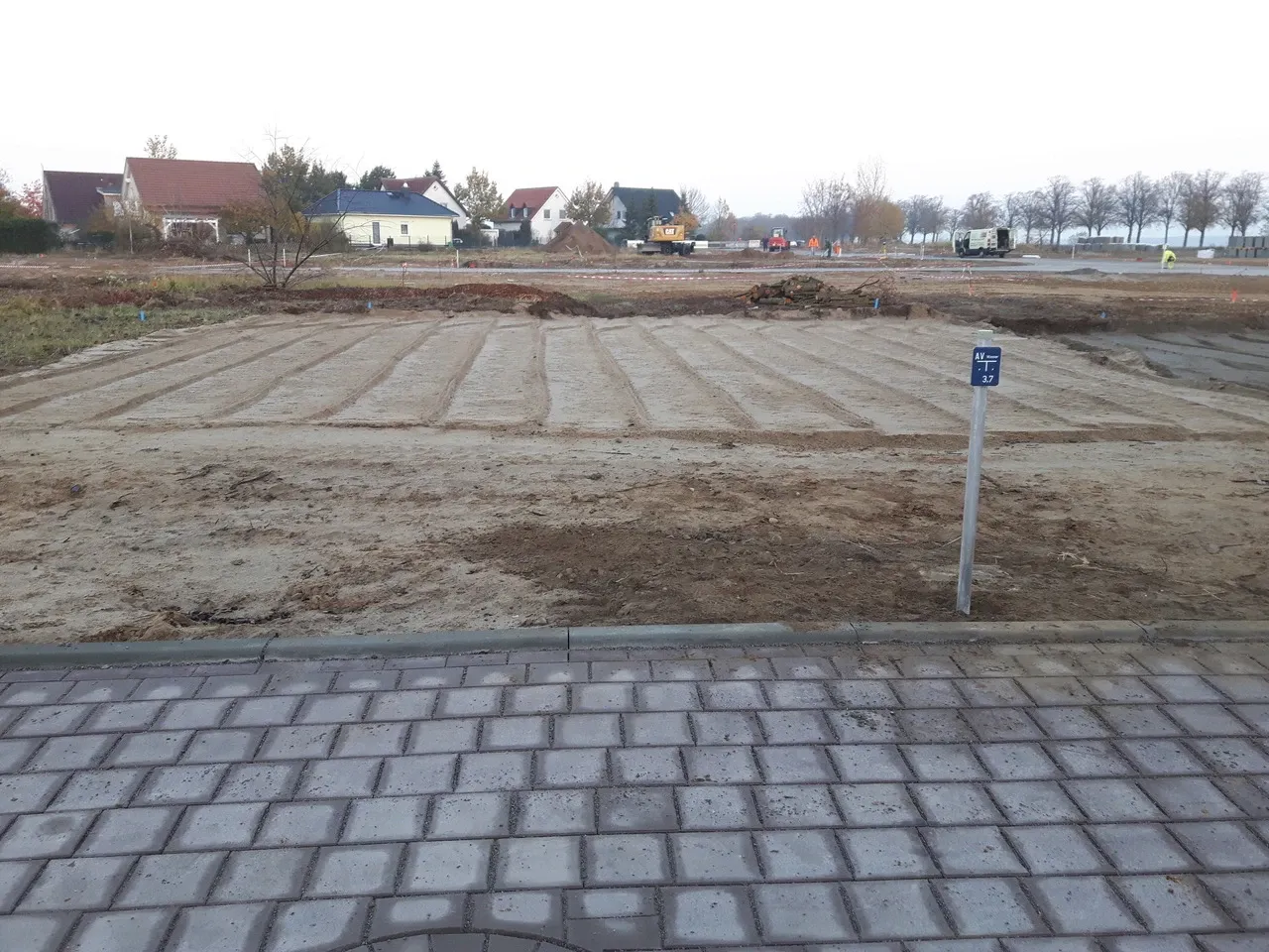 Ebener Bauplatz in Ragow vor Baubeginn des Einfamilienhauses im November 2018