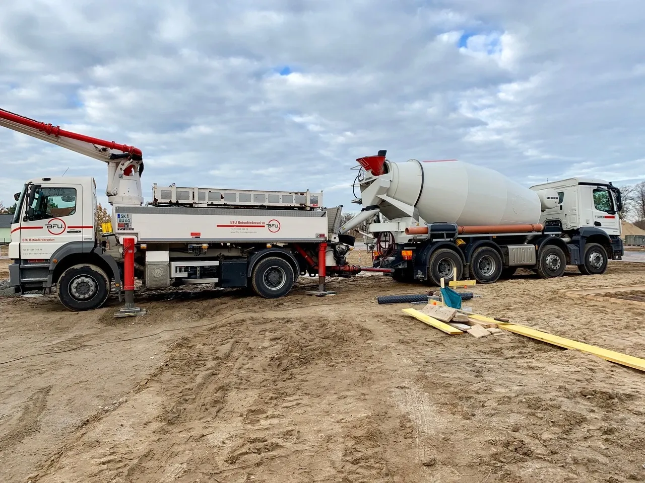 Betonpumpe und Fahrmischer auf der Baustelle in Ragow beim Betonieren der Bodenplatte