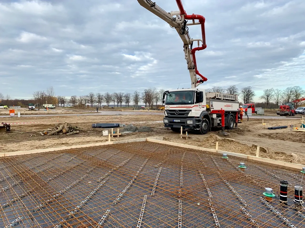 Betonpumpe beim Einbringen der Bodenplatte für ein Einfamilienhaus in Mittenwalde/Ragow