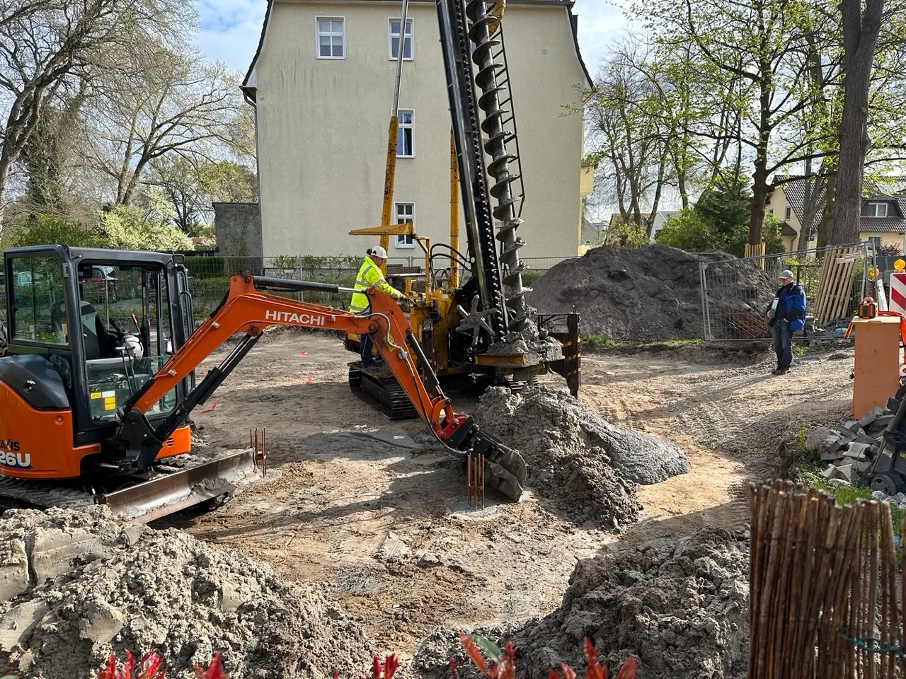 Spezielles Bohrgerät vom Typ Hitachi im Einsatz auf der Baustelle in Berlin-Rahnsdorf — die schwere Maschine setzt eine Bohrung für einen tragenden Bohrpfahl im nicht ausreichend tragfähigen Baugrund