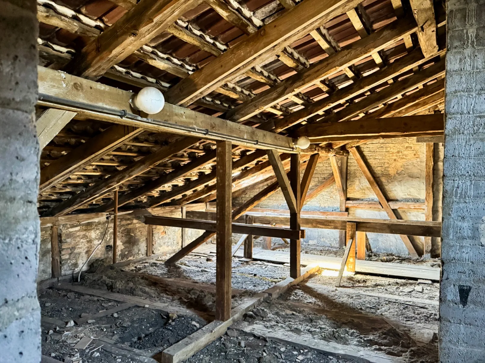 Gesamtansicht des Dachraums mit sichtbarer Zimmermannskonstruktion