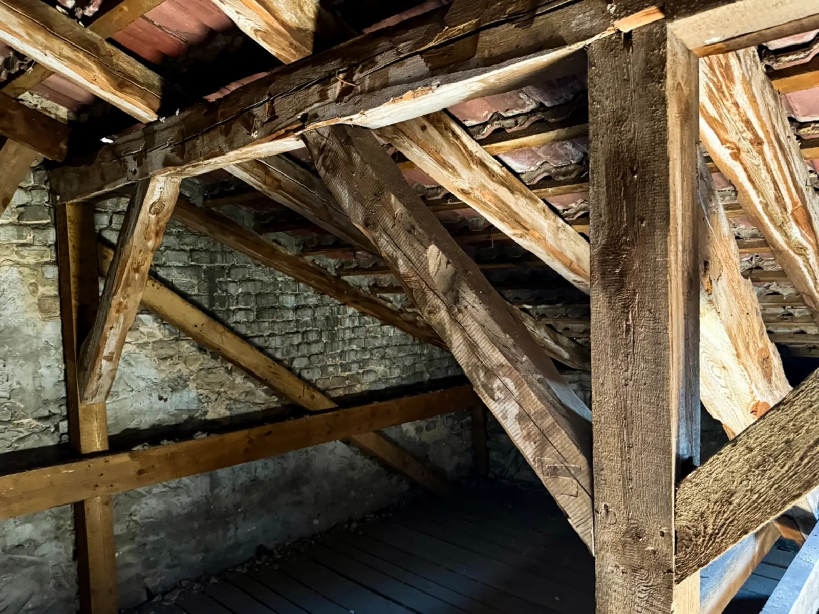 Holzkonstruktion des Dachstuhls im Gründerzeit-Altbau Berlin-Lichtenberg