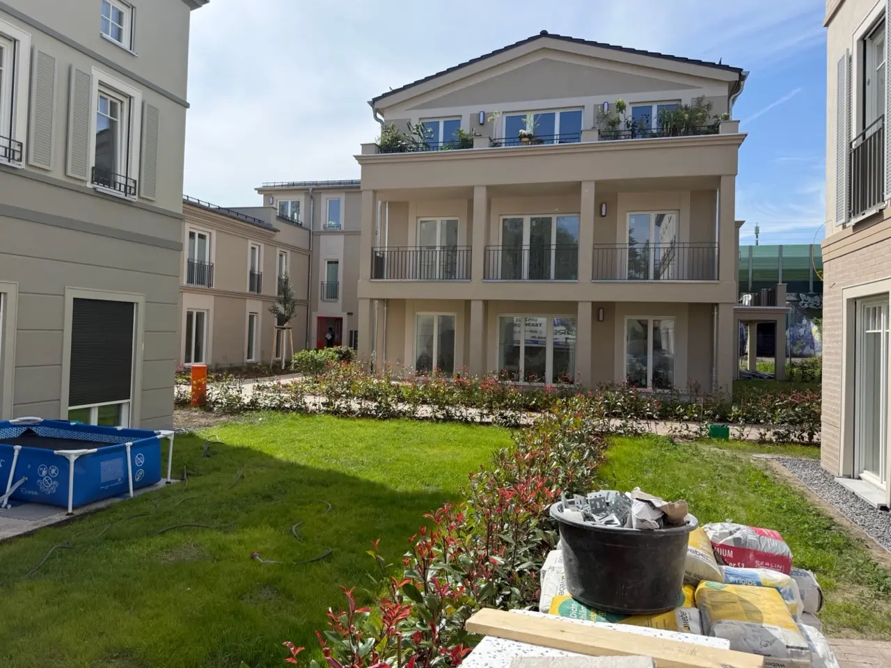 Neubau-Doppelhaushälfte im Quartier TIAMO Potsdam mit Satteldach und Balkonen