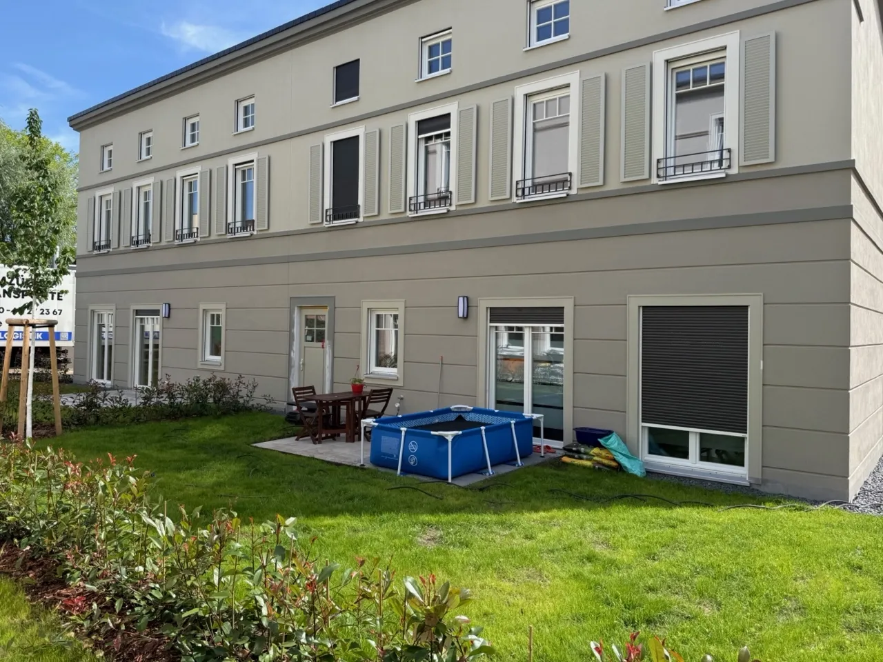 Terrasse und Gartenfläche einer Doppelhaushälfte im Neubauquartier TIAMO Potsdam