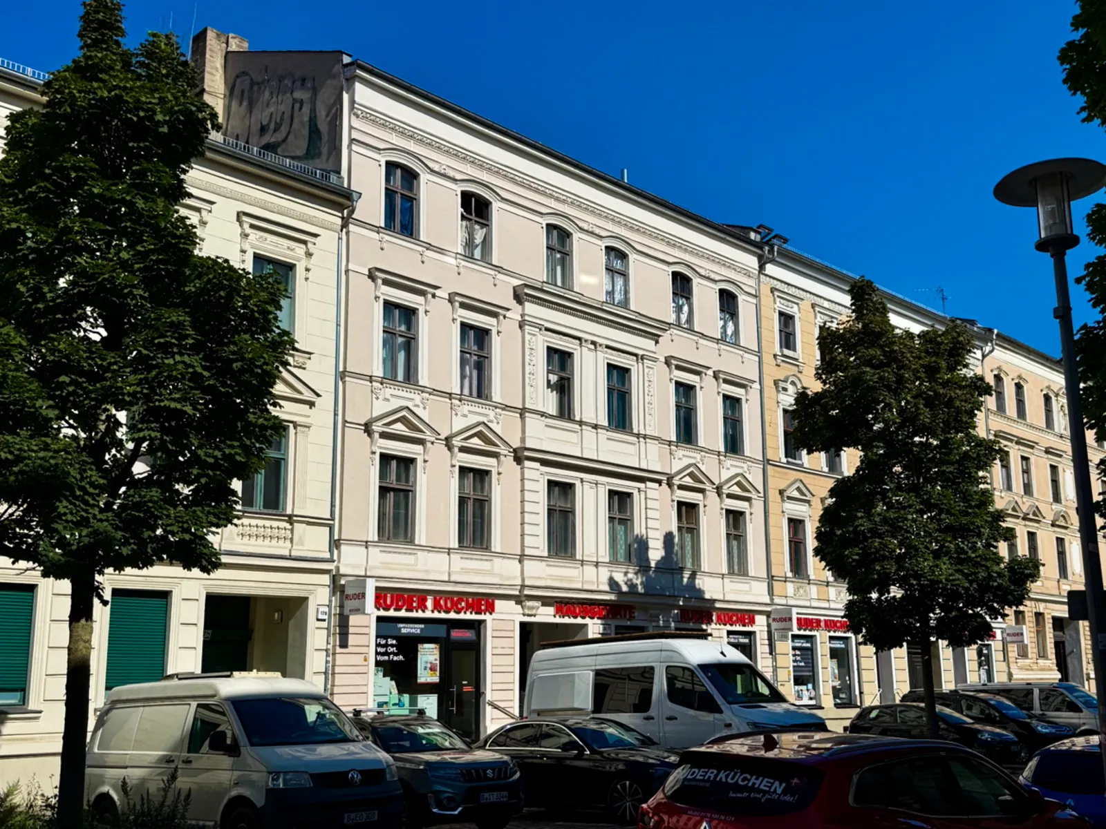 Straßenfassade des Gründerzeit-Altbaus in Berlin-Lichtenberg
