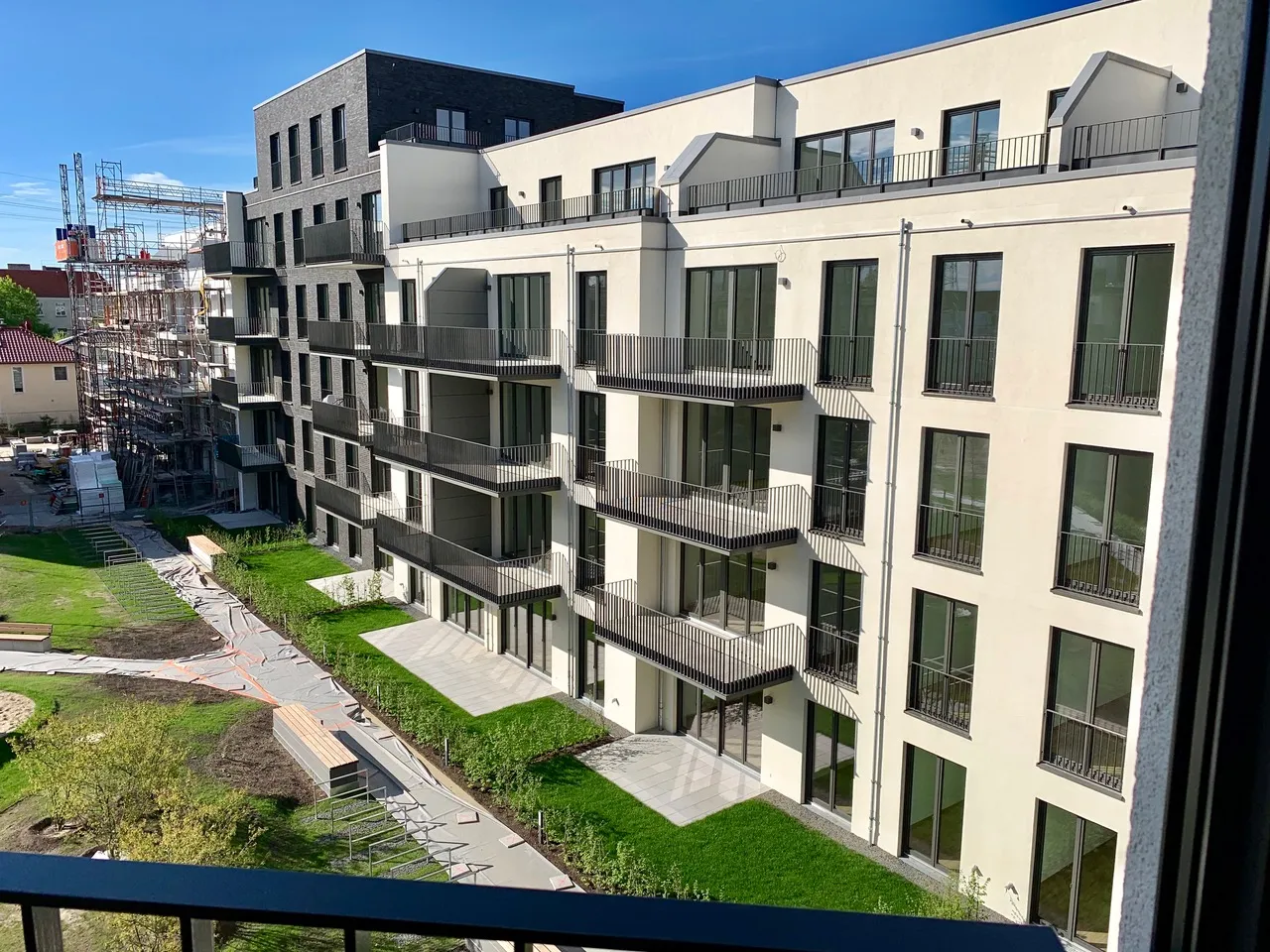 Mehrfamilienhaus mit Balkonen und Blick auf den Innenhof in der Parkstadt Karlshorst
