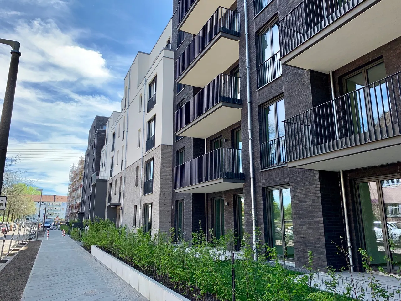 Neubau-Mehrfamilienhaus in der Parkstadt Karlshorst mit Klinker- und Putzfassade