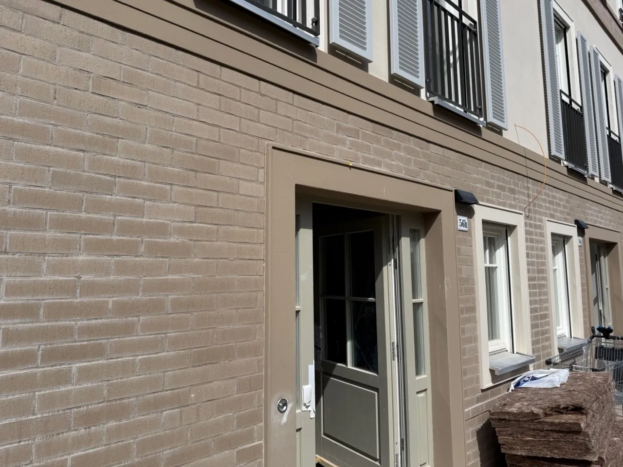 Fassadendetail mit Klinkerverblendung und Eingangstür einer Doppelhaushälfte im Quartier TIAMO Potsdam