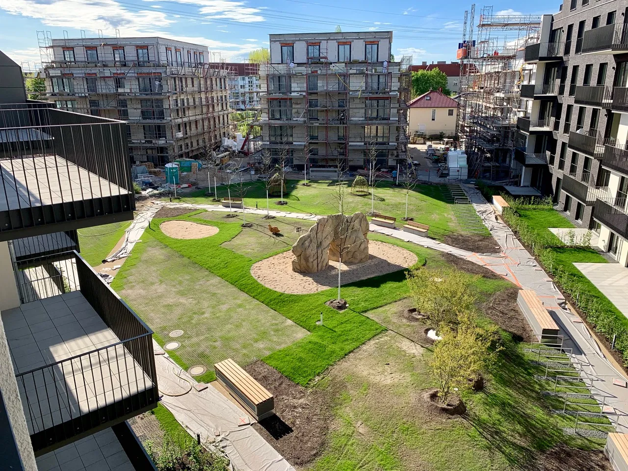 Begrünter Innenhof der Parkstadt Karlshorst mit Grünanlagen und Aufenthaltsbereichen