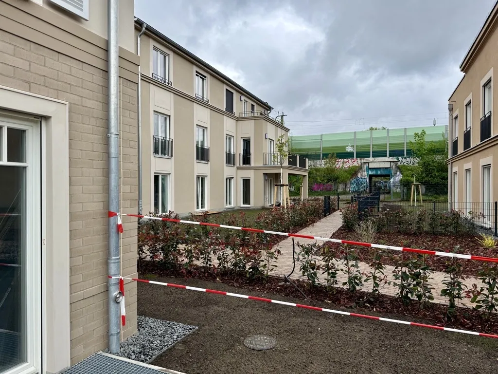 Begrünter Innenhof mit frisch angelegten Grünflächen im Neubauquartier TIAMO Potsdam während der Bauphase