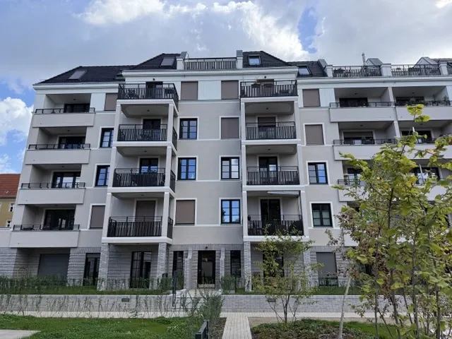 Gegliederte Putzfassade mit Balkonen und hellgrauem Klinkersockel im Wohnensemble CÖ in Berlin-Köpenick