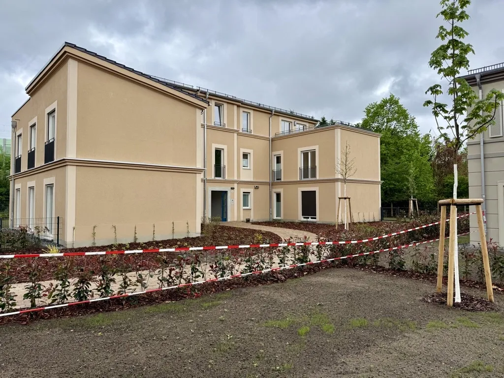 Modernes Neubau-Eckgebäude im Wohnquartier TIAMO Potsdam während der Bauphase