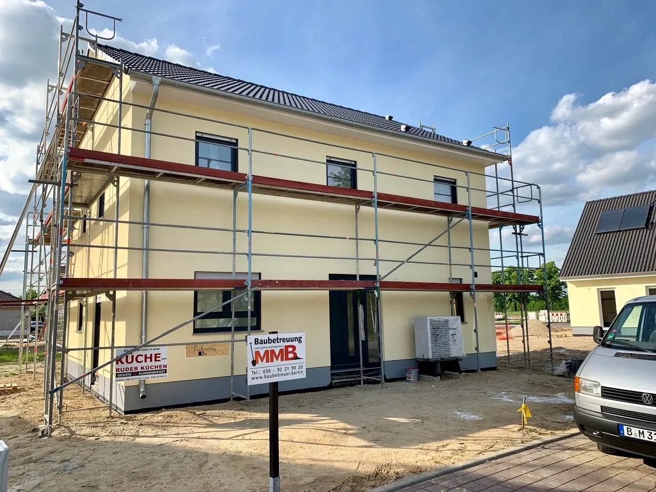 Einfamilienhaus in Mittenwalde/Ragow mit Gerüst während der Außenputzarbeiten