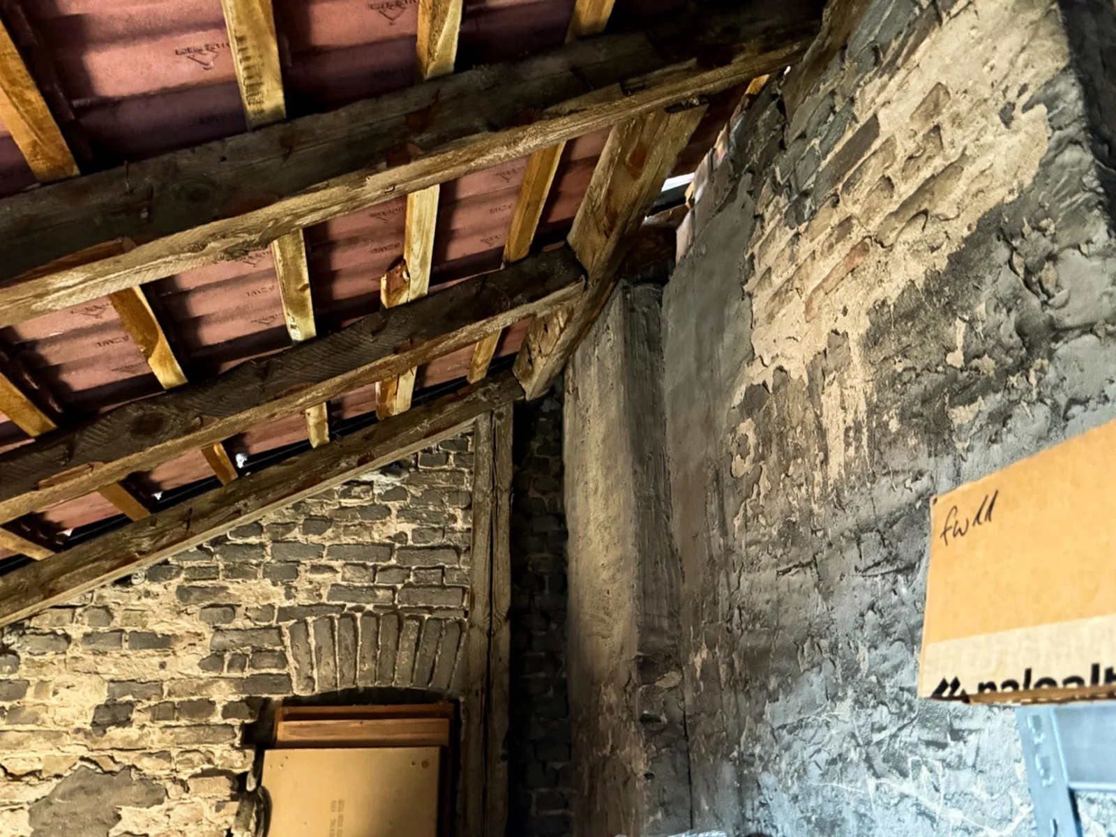 Wandanschluss im Dachbereich mit Feuchteeinwirkung und geschädigtem Mauerwerk