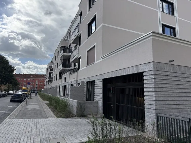 Straßenansicht des Wohnensembles CÖ an der Hämmerlingstraße in Berlin-Köpenick mit Tiefgaragenzufahrt und Klinkersockel